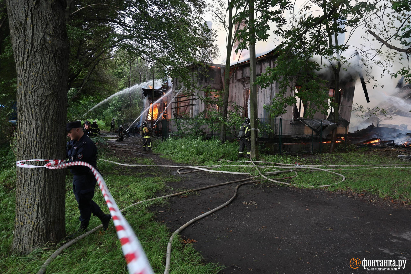 Дым над Петровской косой · вид от воды
